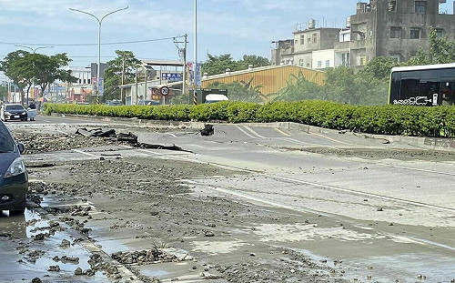 (影)彰化花壇傳不明原因路面爆裂凸起 柏油破碎、呈波浪狀