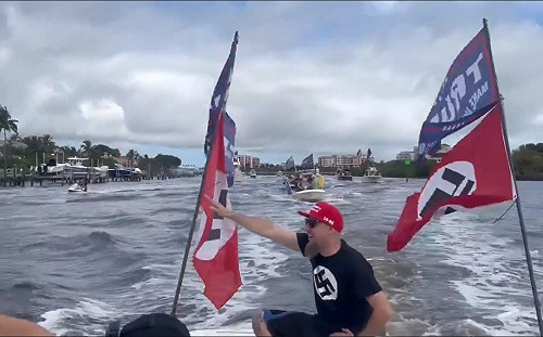 (影) 川普造勢場為何人潮多？ 網傳竟耍這賤招 還出現「這面」恐怖旗....