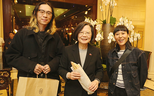在世界上架台灣！夫妻闖巴黎開設烘焙坊  特製可頌迎蔡英文訪法國