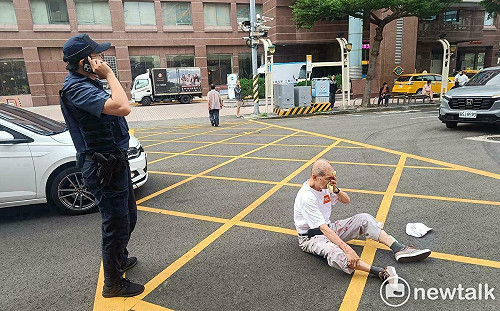 獨家直擊》老翁醫院門口遭撞鮮血直流  急診室冷回：請打119叫救護車