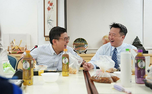 卓冠廷與李正皓共同捐贈10萬元! 支持板橋高中語文資優生赴日交流