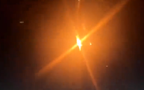 (影) 美德州直升機撞信號塔致4死 夜空中迸發巨大光亮後如火球墜落