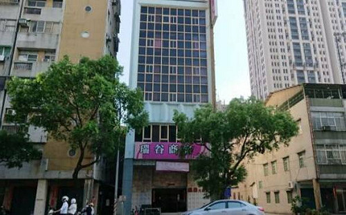 高雄鬧區商旅驚傳火警  房客送醫一死三傷  