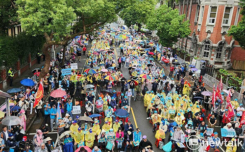 藍營動員立院抗議禁伐補償 現場喊起「卓榮泰下台」