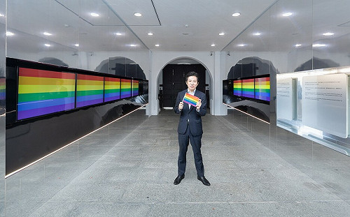 總統府秀彩虹旗挺同遊　張惇涵、李問留影盼：讓愛飄揚