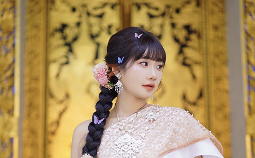 搭車遇司機玩手機「差點撞牆」！愛莉莎莎嚇壞：一定留負評