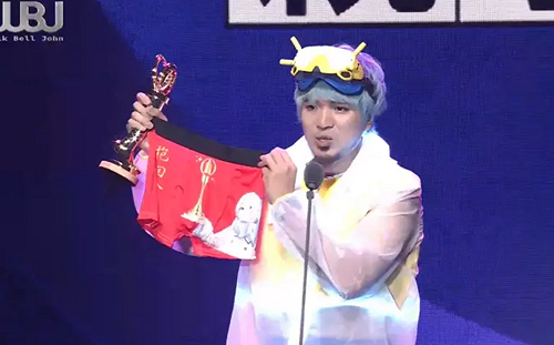 黃小潔走鐘獎獲獎！曬「柯震東紅內褲」嗨喊：謝謝把老婆借給我