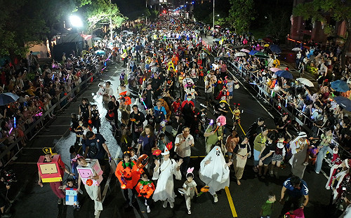 高雄萬聖節街派對湧入8萬人 疏運平順散場迅速