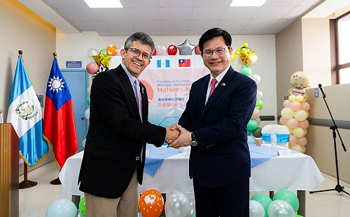 林佳龍參訪台瓜合作新生兒大樓 與瓜國共慶90年邦誼