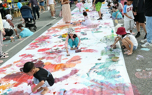 高雄萬聖節封街彩繪  大小朋友揮灑創意盡情塗鴉 