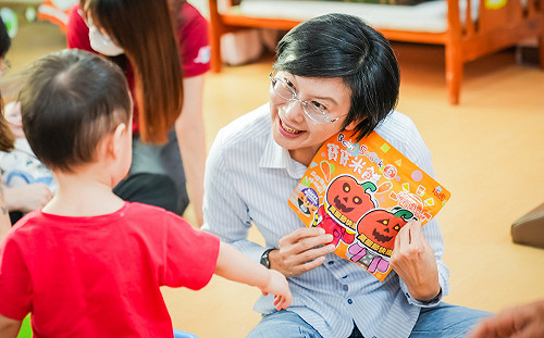 萬聖節前夕送暖失依幼兒  林岱樺籲社會關注弱勢孩童