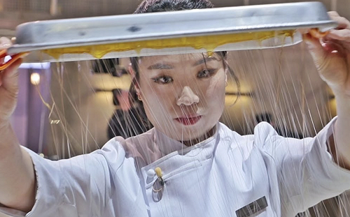 《黑白大廚》港點女王鄭智善來台！逛西門町親民合照