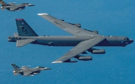 美、俄戰機波羅的海交鋒! 大黃蜂、鷹獅護駕無用 2架B-52轟炸機遭Su-27攔截