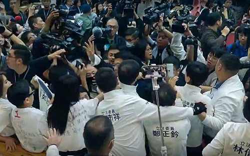 陳玉珍3分鐘完成財劃法初審  藍綠再爆肢體衝突  