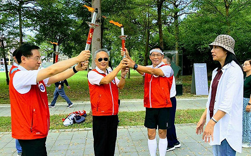 南大126週年校慶環台聖火傳遞 高雄市校友熱情迎接