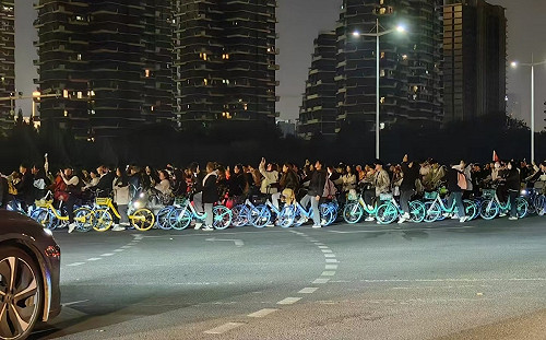 (影)「夜騎開封」成新學運! 中媒報「小心心臟驟停」、官方封路 網 : 打壓弄巧成拙