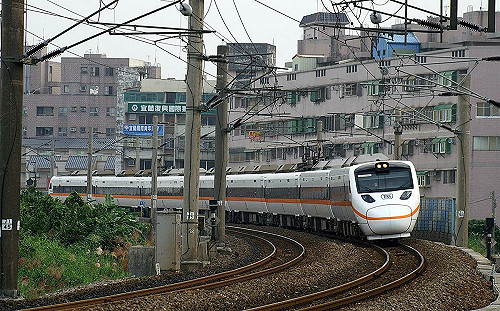 太魯閣號驚魂!行駛中遭砸中冒火光 車窗裂成蜘蛛網狀 