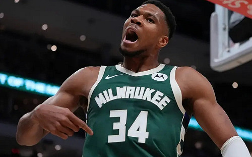 假晃擊掌？Brown譏幼稚　字母哥回應了