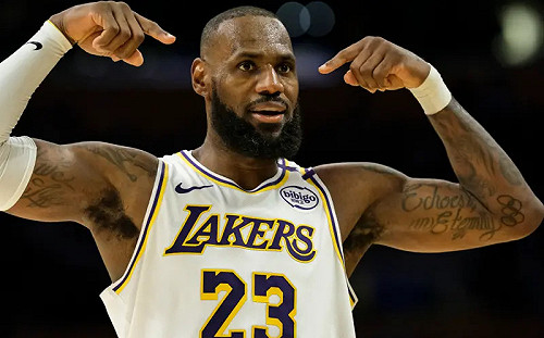 又超越自己！詹皇刷新最老「背靠背」大三元