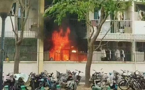 大學宿舍起火管理員第一時間落跑? 逃生被堵 學生還得一個個刷臉逃出