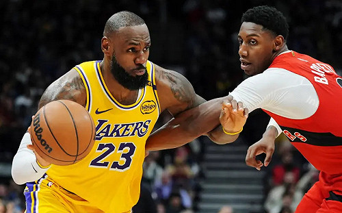 (影)NBA躲避球賽開打？詹皇用球狠砸對手沒犯規