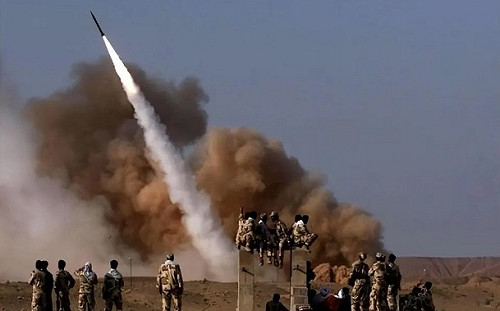 (影) 胡塞導彈、無人機襲美艦全遭攔截! 中媒稱美艦混入中艦隊偷找「庇護」