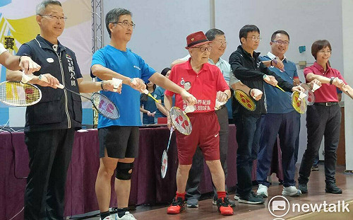 晨禎盃羽球賽報名費16萬全捐 104歲羽球傳奇林友茂開球全場歡呼
