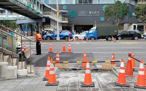 和平新生路口庇護島施工釀意外  護橋團體批：新行穿線蓄意將天橋化為障礙