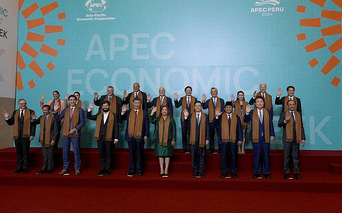 拜登後排靠邊站！APEC峰會合照  習近平搶占C位