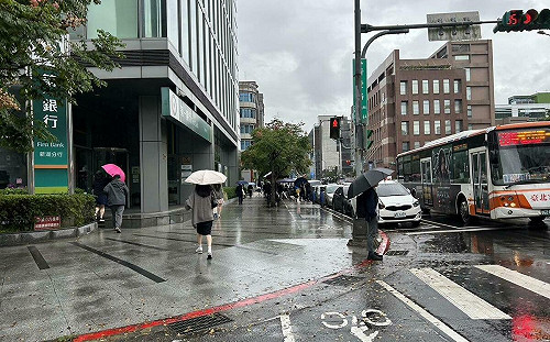 開工日迎強烈冷氣團！全台濕冷 上午有10級強風、越晚越冷下探8℃