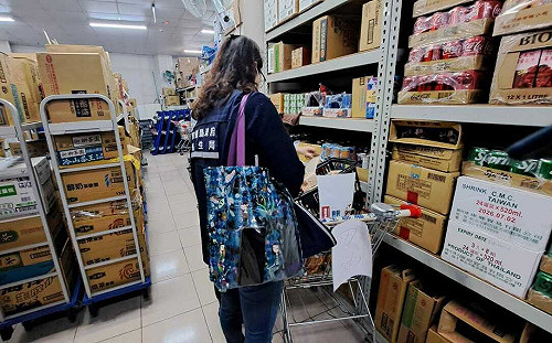 嚇壞了！羅東全聯「松花皮蛋」驚現蛆蟲 衛生局介入調查