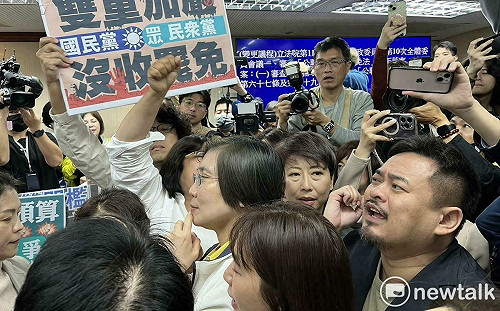 (影)遭王鴻薇控「拉人」 洪申翰貼出「假車禍」影片自清反批造謠 
