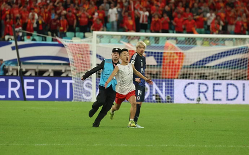 (影) 有漢奸? 中國男足與日比賽 球迷衝入球場搗亂、男穿日球衣遭憤怒群眾包圍