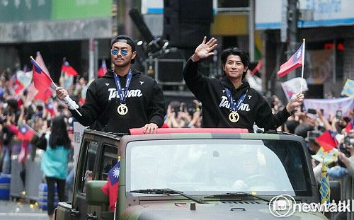 台灣隊冠軍英雄遊行 5萬球迷擠爆街道迎接吼「Team Taiwan」 
