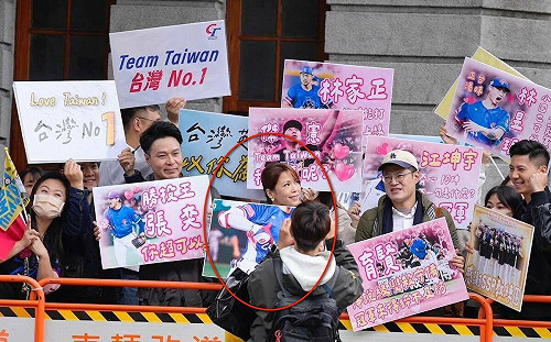 陳智菡拿陳傑憲「無頭照」稱二創 卓冠廷轟：別當「接頭鬥士」網批道歉很難嗎？