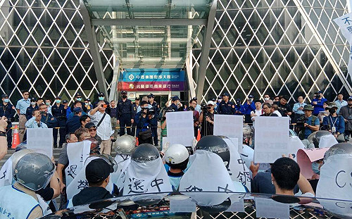 上百汽機車包圍繞行中鋼大樓  中運工會：保障工作權、恢復勞健保！