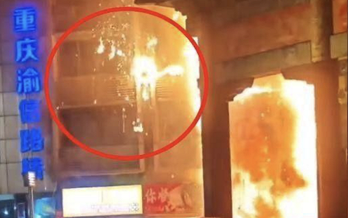 （影）重慶大火 整棟大樓燒了! 起火點在一樓難逃生 傷者跑出身上還在燒 