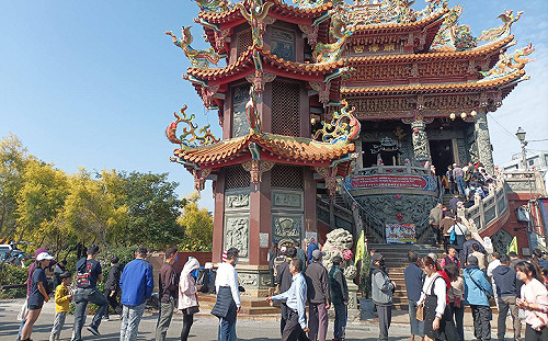 彰化埔鹽順澤宮發12強冠軍帽 民眾半夜搭帳棚搶拿