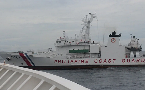 中菲衝突再起! 菲4船進黃岩島、2船闖鱟藤礁 中國水砲攻擊驅離