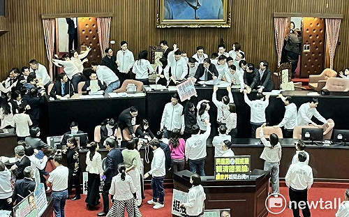 (影) 藍突襲選罷法欲闖關三讀 立法院再掀藍綠肢體衝突