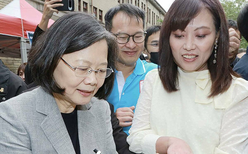 對應盤絲洞事件 蔡英文回中山女高替母校打氣
