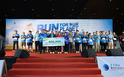 聖誕變裝、公益與環保同行 臺中城市半程馬拉松熱力開跑