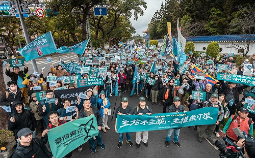 「台灣主站派，接力護台灣」最終站   千人完成排字「DEFEND TAIWAN」