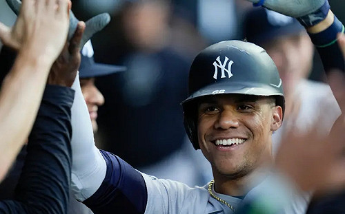 (影)Soto反應曝光　泳池內高舉雙手慶祝