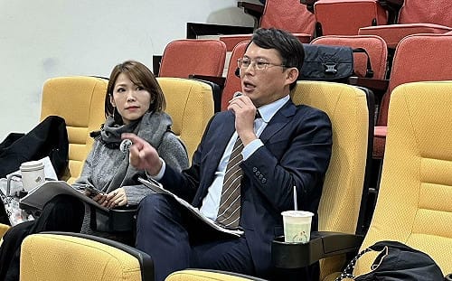 黃國昌在議場記者席開直播   遭綠委狂酸「怕坐王義川前面」 