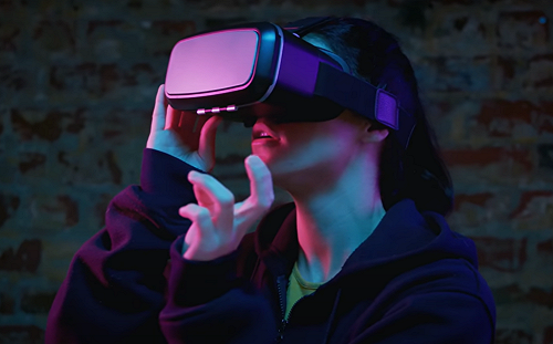 不讓蘋果專美於前！Google攜三星、高通推Android XR頭戴系統