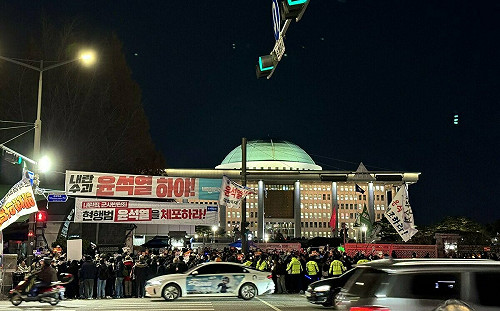 (影)南韓總統尹錫悅遭彈劾停職！百萬抗議與戒嚴爭議震撼全國