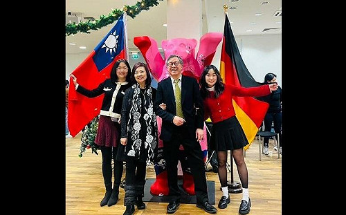 貼照片給馬英九、蕭旭岑和翁曉玲看 謝志偉：這面旗有民主、自由、人權、主權4個價值