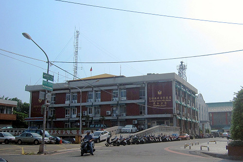 高雄擄人勒贖  警匪槍戰 4男1女被逮