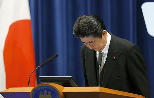內閣改組完成 安倍為失民心鞠躬道歉
